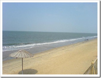 Deserted beach during noon - cherai beach